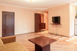 Апартаменты Apartment Triokhsviatytelskaya Street 3 Киев Трехместный номер с ванной комнатой-5